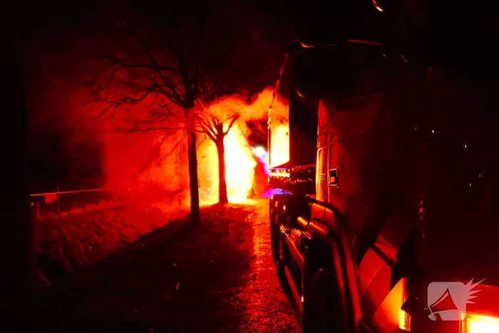 Vrachtwagen brandt volledig uit tijdens incident