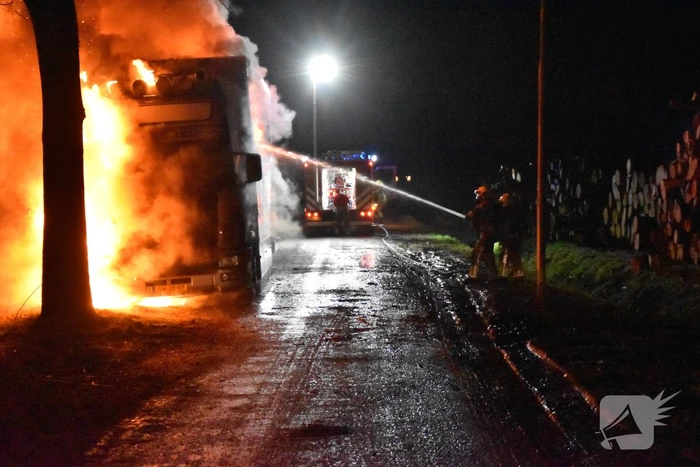 Vrachtwagen brandt volledig uit tijdens incident