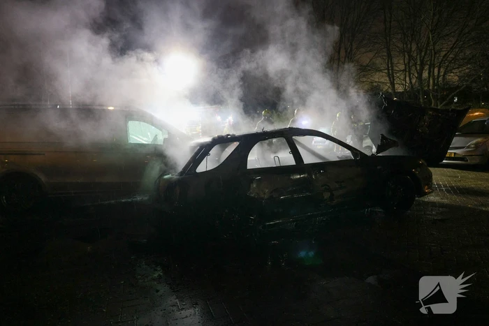 Auto in vlammen opgegaan met vermoedelijke brandstichting