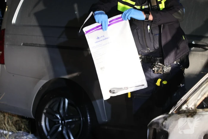 Auto in vlammen opgegaan met vermoedelijke brandstichting