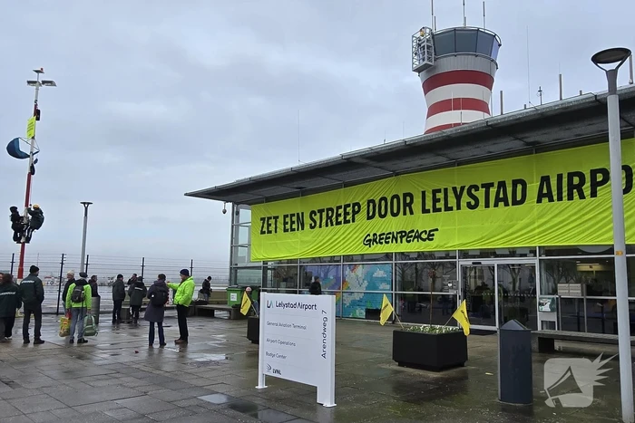 Greenpeace blokkeert hoofdgebouw van luchthaven