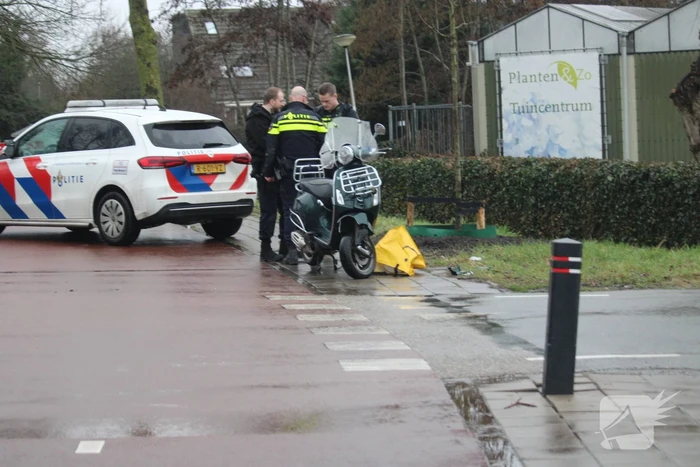 Automobiliste ziet scooterrijder over het hoofd