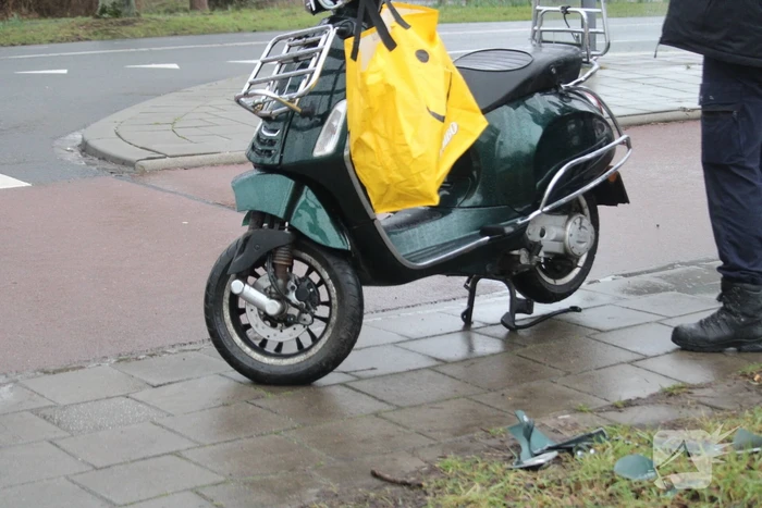 Automobiliste ziet scooterrijder over het hoofd