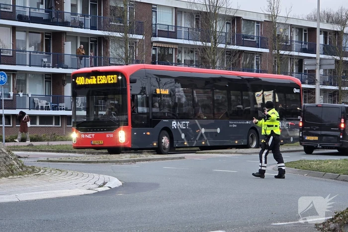 Auto-ongeluk op rotonde verstoort verkeer