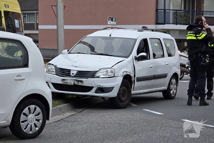 Auto-ongeluk op rotonde verstoort verkeer