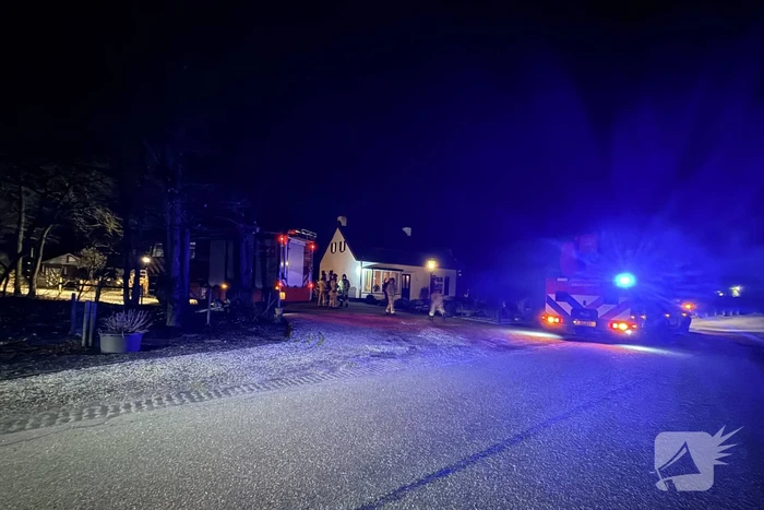 Brandweer haalt brandend hout uit schoorsteen