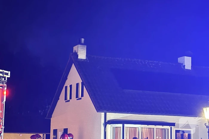 Brandweer haalt brandend hout uit schoorsteen