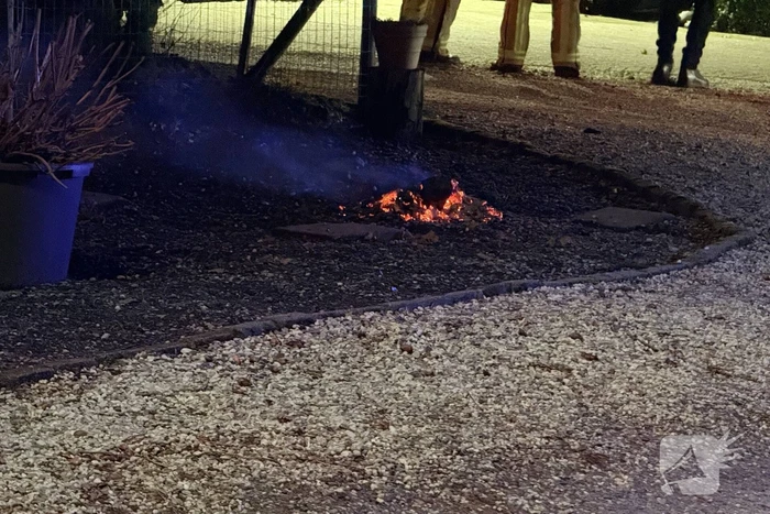 Brandweer haalt brandend hout uit schoorsteen