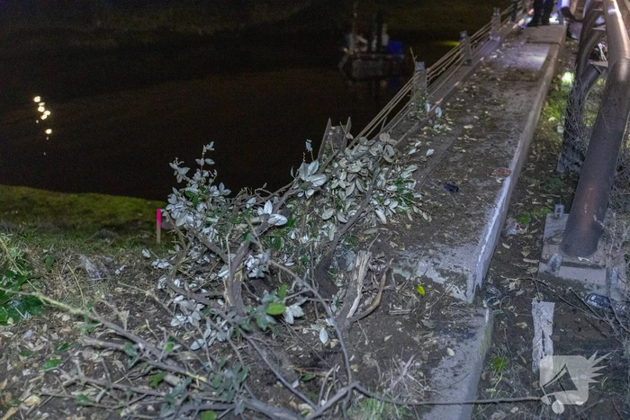 Auto belandt in het water na ongeval