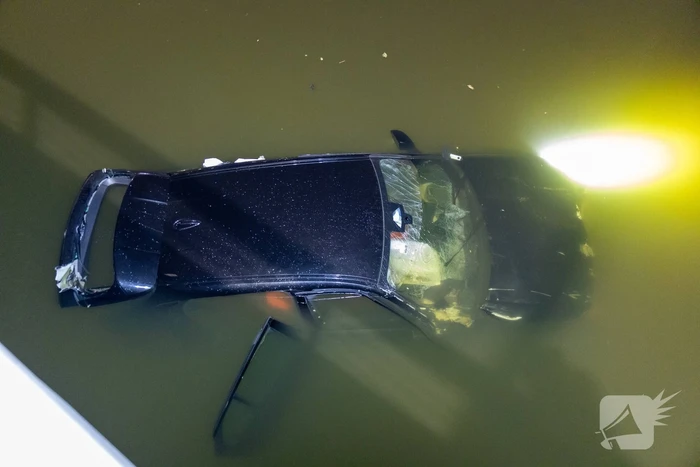 Auto belandt in het water na ongeval