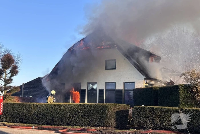 Enorme vuurzee in woning met rietendak