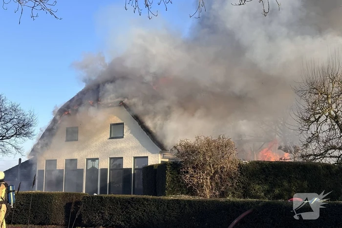 Enorme vuurzee in woning met rietendak