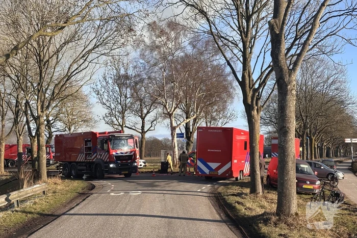 Enorme vuurzee in woning met rietendak