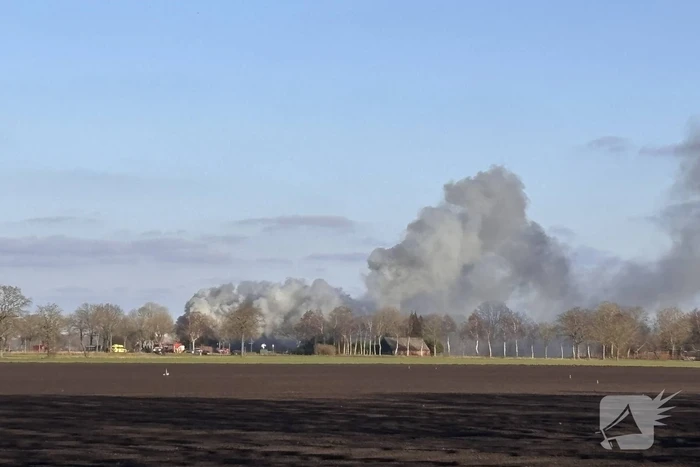 Enorme vuurzee in woning met rietendak