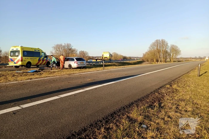 Automobilist verliest macht over het stuur en ramt een verkeersbord
