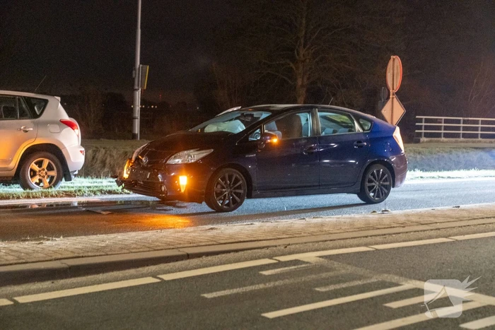 Aanrijding tussen twee auto's met aanhouding