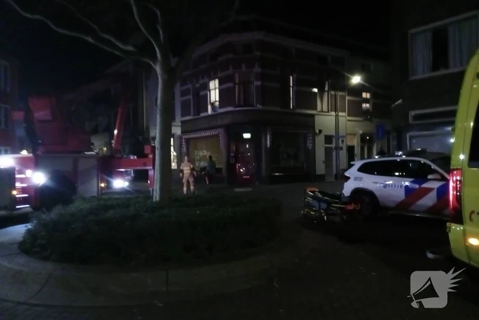 Persoon uit woning gehaald met hoogwerker