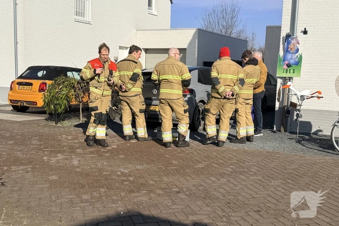 Baby van twee weken vast in auto