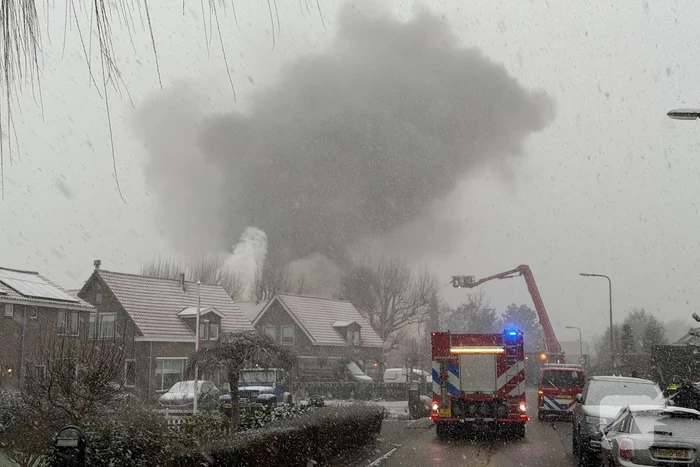 Uitslaande brand in grote loods