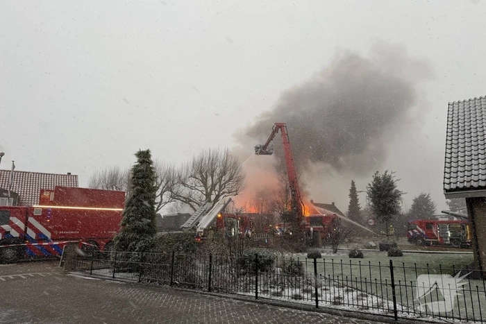 Uitslaande brand in grote loods