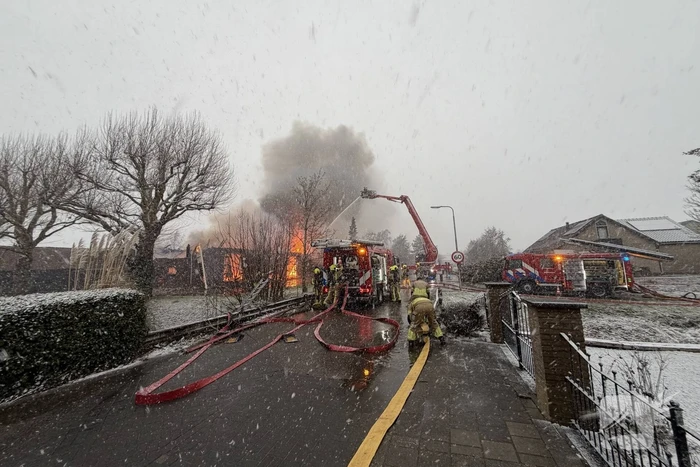 Uitslaande brand in grote loods