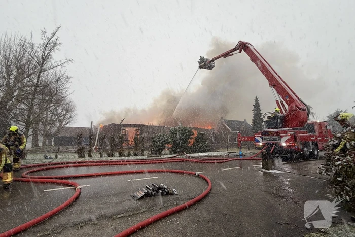 Uitslaande brand in grote loods