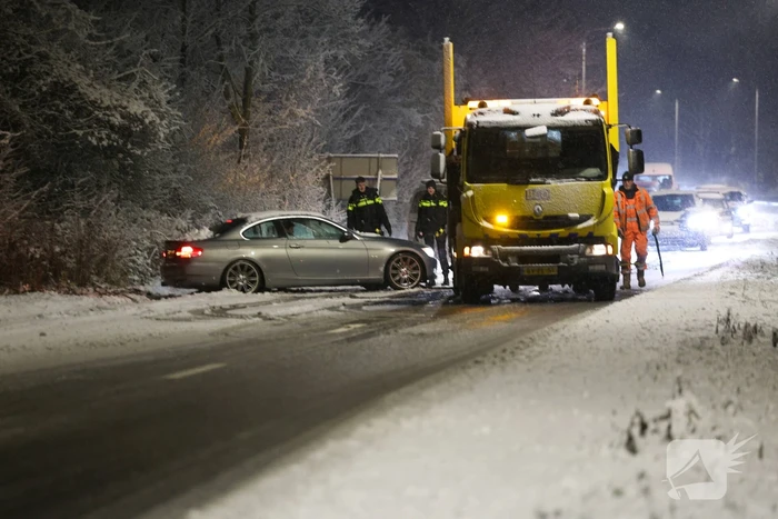 Automobilist verliest macht over stuur door gladheid