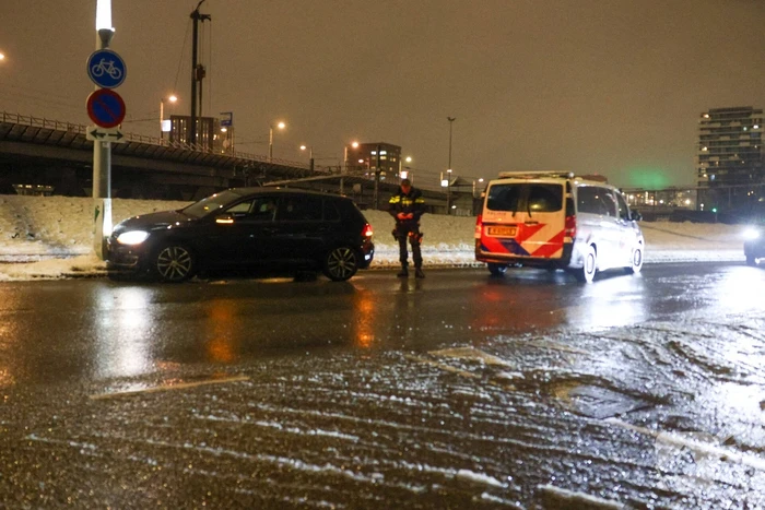 Man raakt van de weg en botst tegen lantaarnpaal