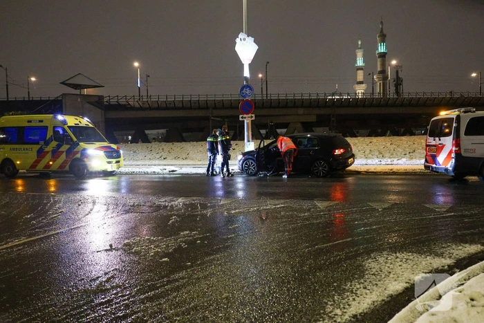 Man raakt van de weg en botst tegen lantaarnpaal