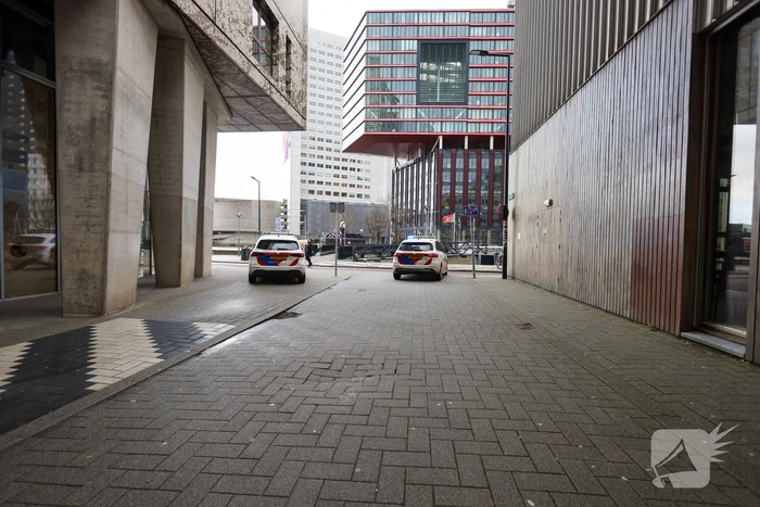 Vrouw steekt man en beide naar ziekenhuis