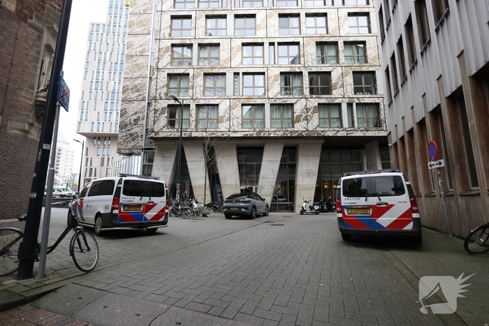 Vrouw steekt man en beide naar ziekenhuis