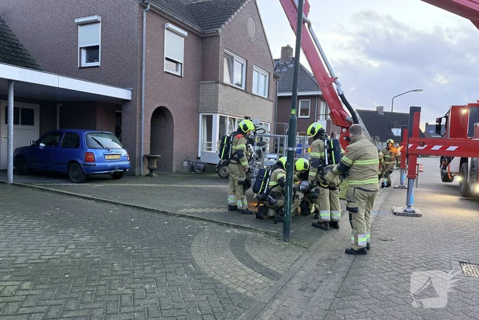 Brandweer bestrijdt schoorsteenbrand