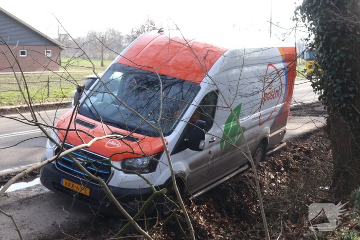Busje raakt bijna in de sloot