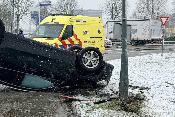 Auto botst tegen lantaarnpaal na uit de bocht vliegen