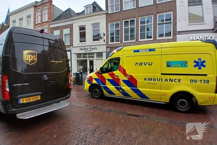Stratenmaker gewond bij aanrijding met bestelbus
