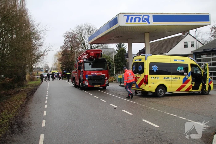 Voertuig te water na aanrijding met bestelbusje