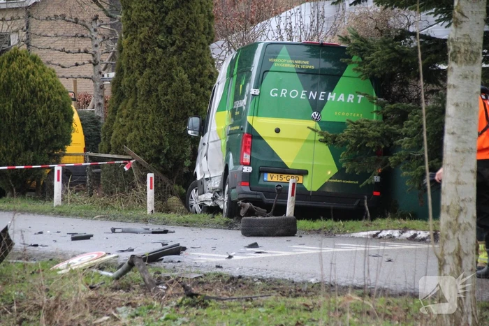 Voertuig te water na aanrijding met bestelbusje