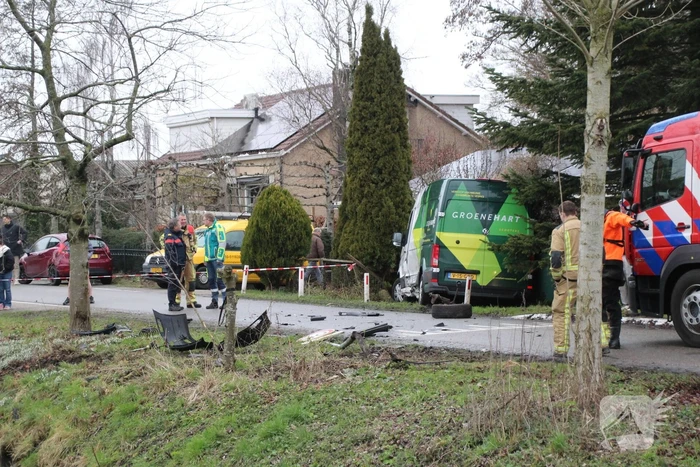 Voertuig te water na aanrijding met bestelbusje