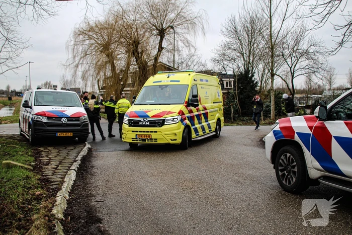 Voertuig te water na aanrijding met bestelbusje