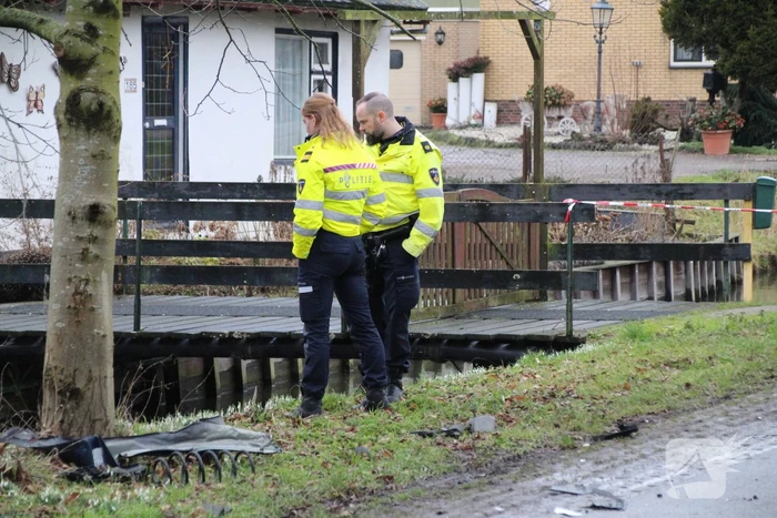 Voertuig te water na aanrijding met bestelbusje