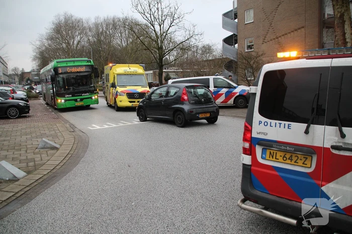 Aanrijding tussen auto en voetganger met gewonde