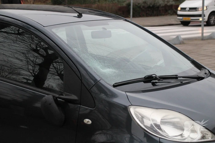 Aanrijding tussen auto en voetganger met gewonde