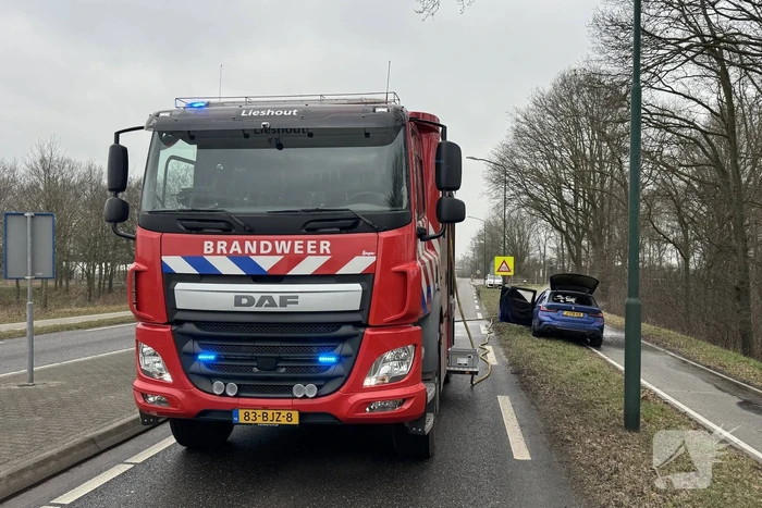 Autobrand leidt tot afsluiting van weg