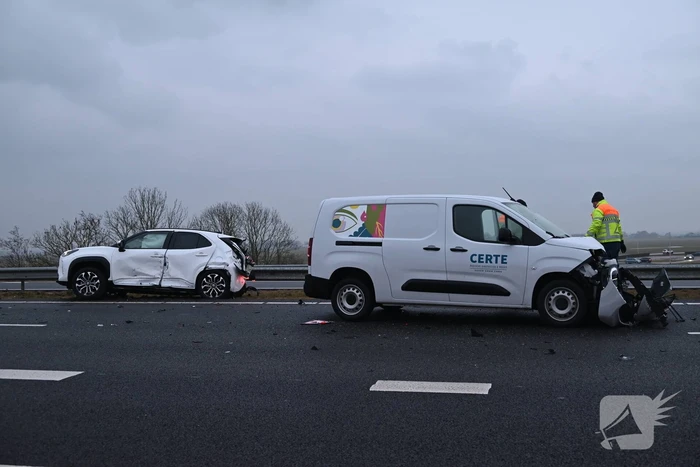 Botsing tussen voertuigen leidt tot ziekenhuisopname