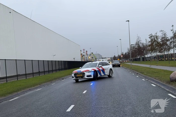 Persoon komt onder vrachtwagen en overlijdt