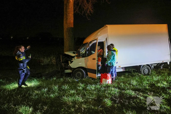 Bestelbus botst tegen boom