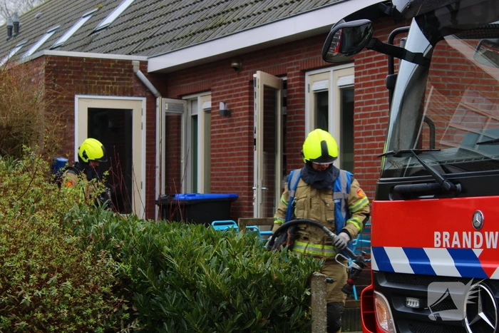 Politie onderneemt bluspoging bij woningbrand