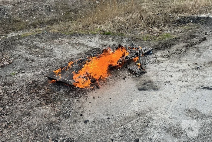 Brandende planken in berm snel geblust