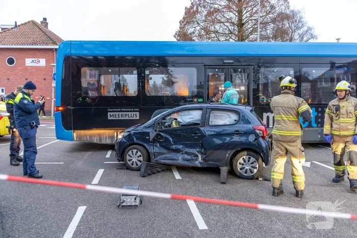 Aanrijding met stadsbus leidt tot gewonden