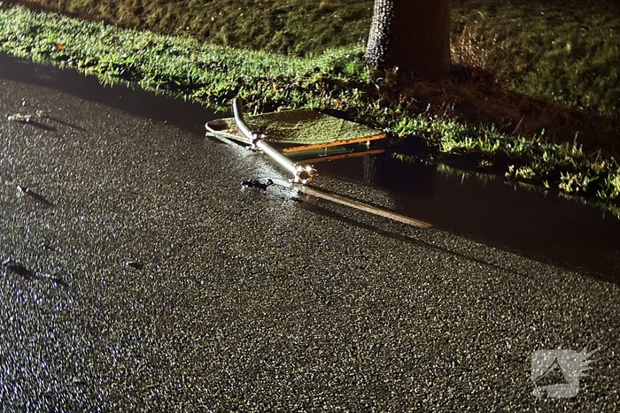 Ravage nadat auto tegen boom crasht